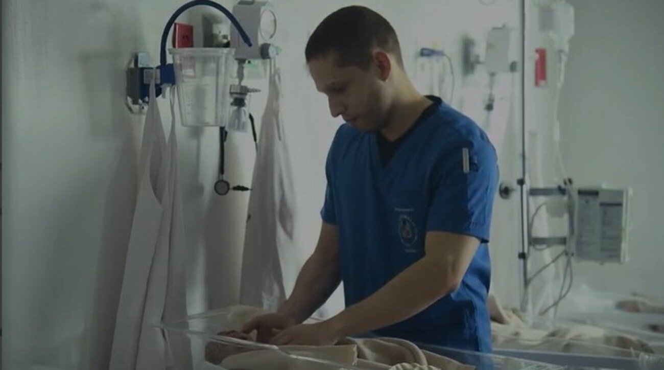 O médico que ajudou a salvar 10 recém-nascidos durante terremoto que matou centenas de pessoas na Colômbia