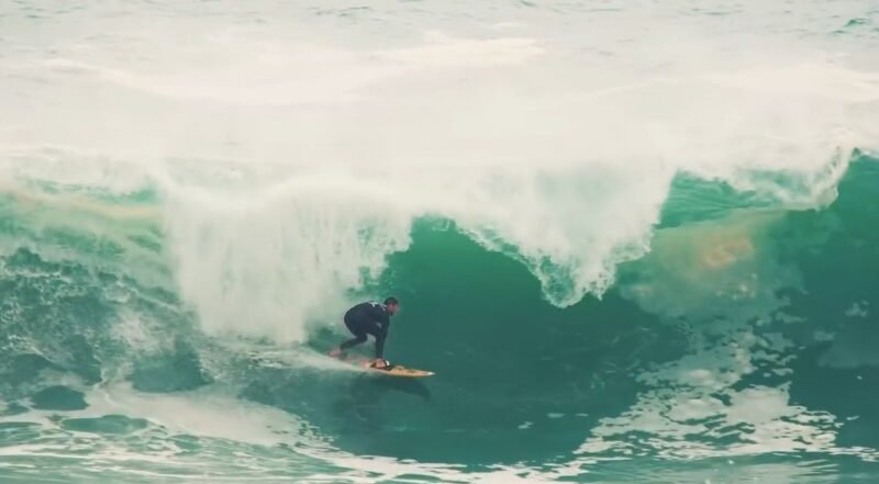 No dia do aniversário, Lucas Chumbo é campeão do Itacoatiara Big Wave ao lado de Pedro Scooby