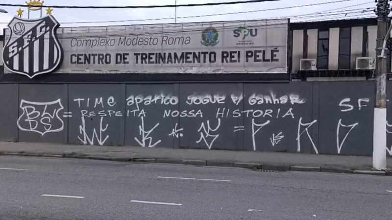 Muro do CT do Santos é pichado após derrota para o Palmeiras: “Respeita nossa história”
