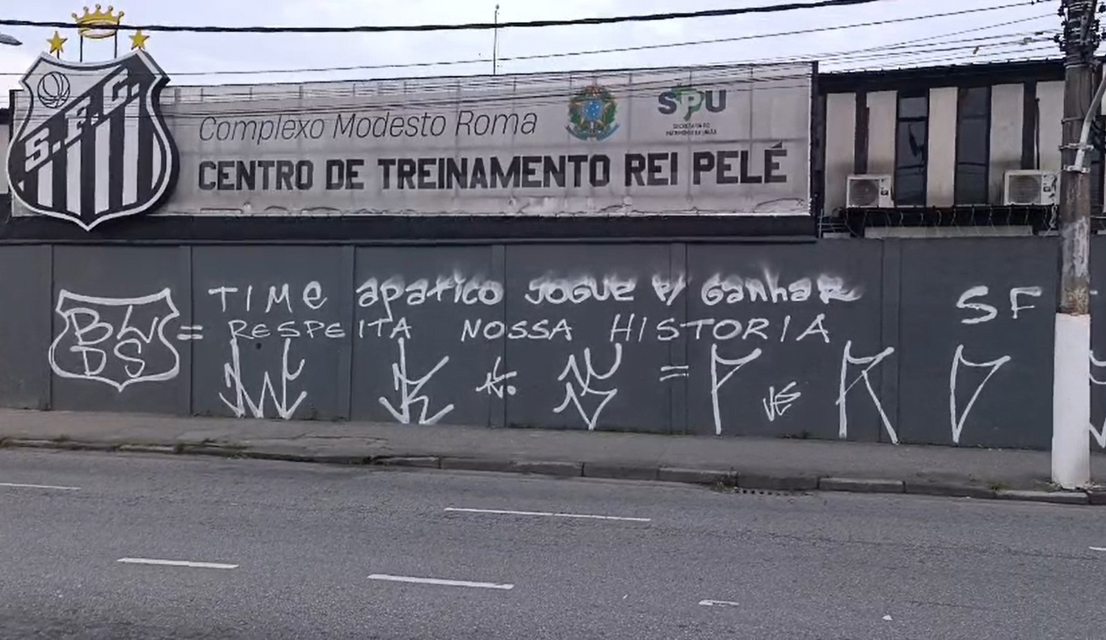 Muro do CT do Santos é pichado após derrota para o Palmeiras: “Respeita nossa história”