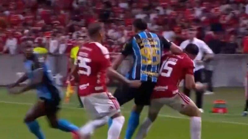 Mercado detona arbitragem e cobra expulsão de Carlos Vinicius no Gre-Nal: “Cadê o VAR?”