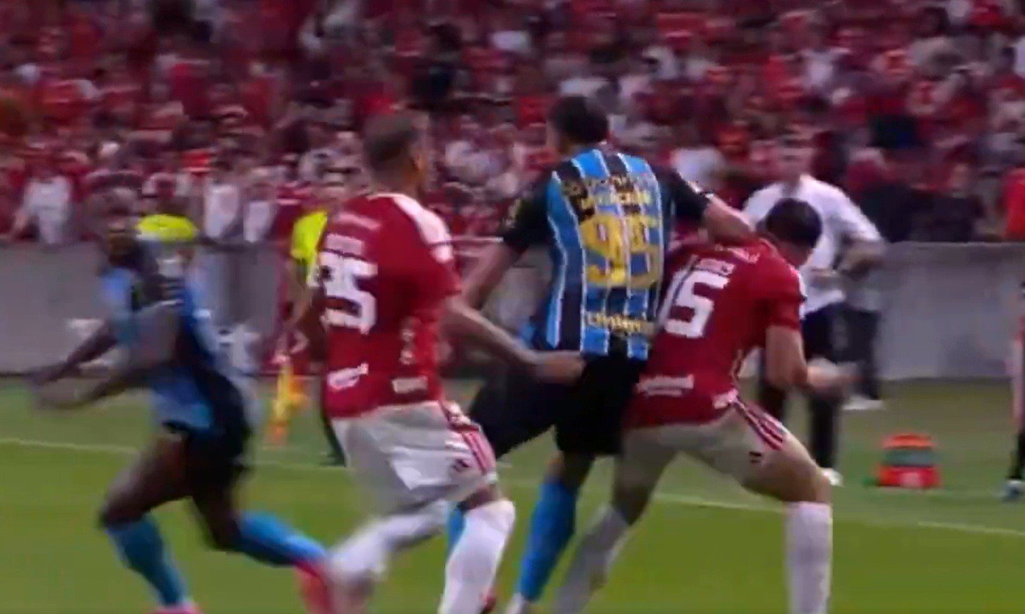 Mercado detona arbitragem e cobra expulsão de Carlos Vinicius no Gre-Nal: “Cadê o VAR?”