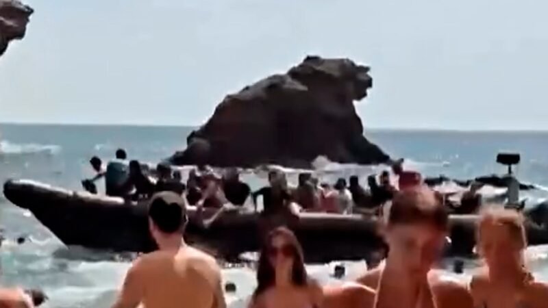 Chegada de barco com dezenas de imigrantes surpreende banhistas em praia da Espanha; VÍDEO