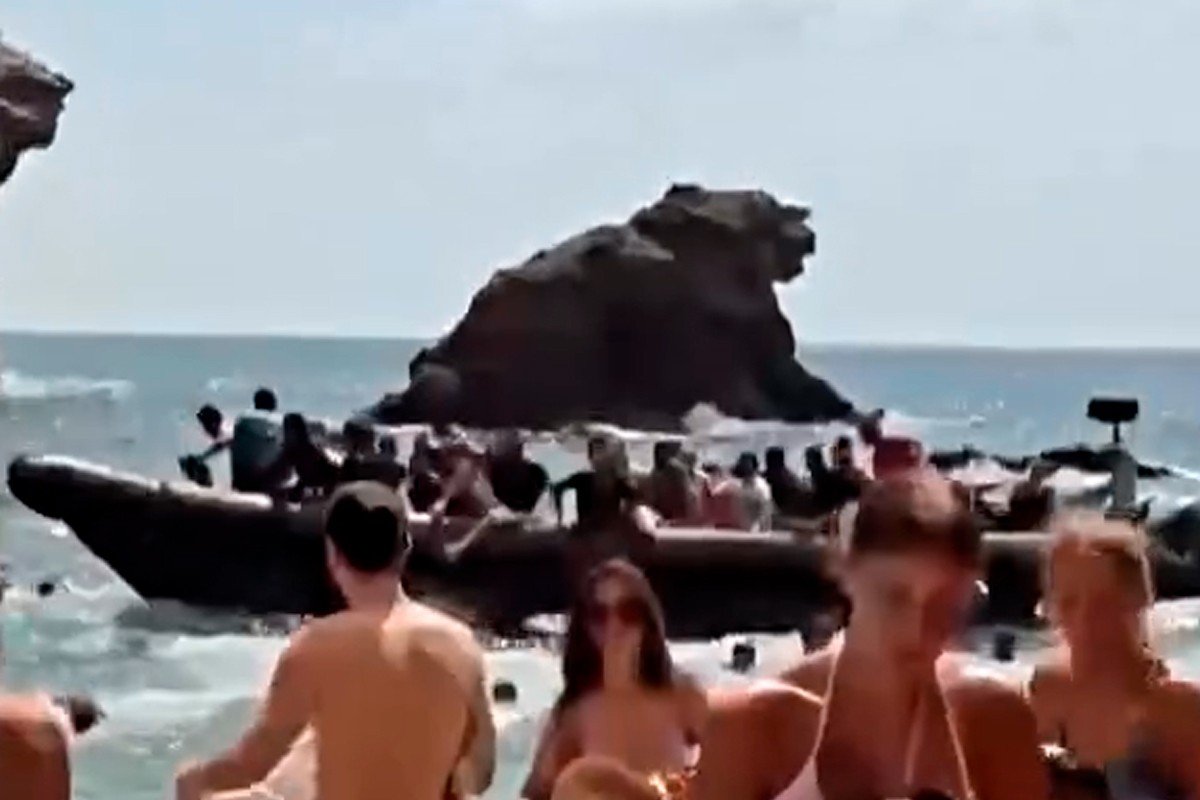 Chegada de barco com dezenas de imigrantes surpreende banhistas em praia da Espanha; VÍDEO