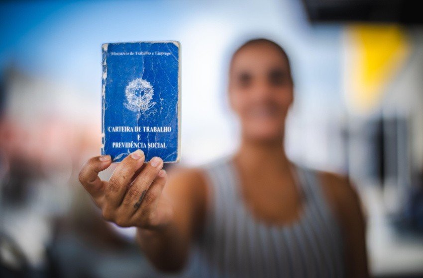 Desemprego cai para 5,3% no trimestre até julho, e número de pessoas ocupadas bate recorde histórico