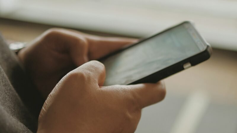 😭 não é só choro: como o emoji virou o mais popular do mundo em 2025; veja o ranking