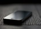 Por que colocar o celular virado para baixo na mesa é recomendado?
