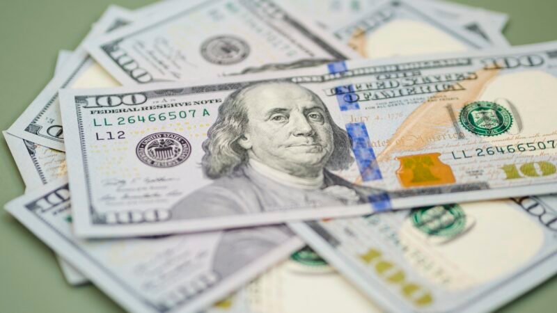 Dólar abre em queda, de olho em guerra econômica de Trump no Irã