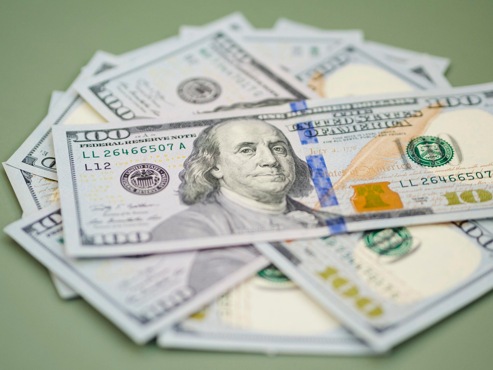 Dólar abre em queda, de olho em guerra econômica de Trump no Irã