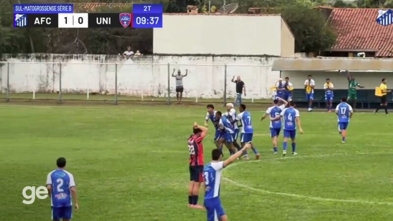 Volante faz golaço do meio de campo na Série B de MS; veja vídeo
