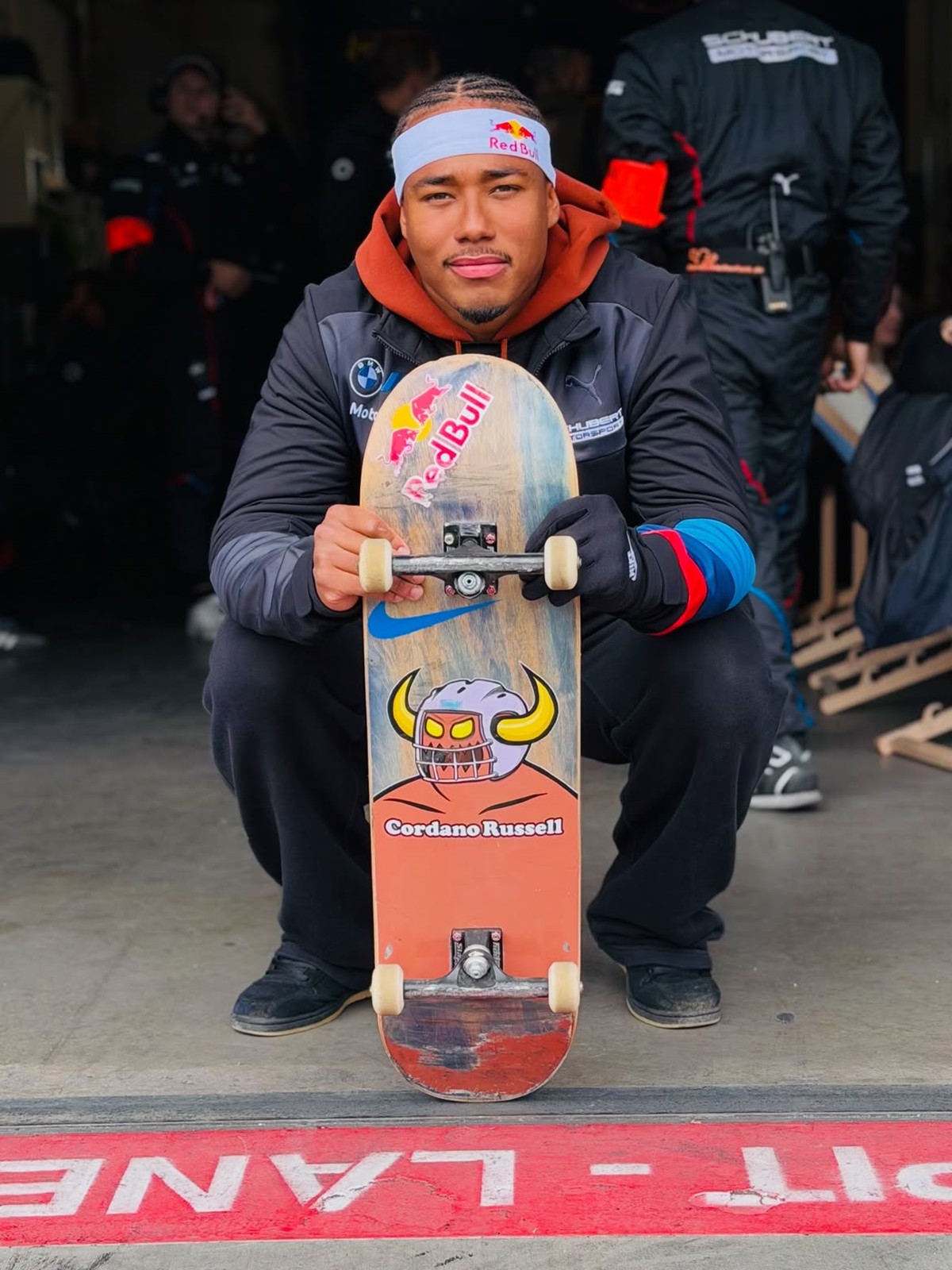 Ex-jogador de futebol americano, gigante de 1,91m cria estilo próprio e quer quebrar padrões no skate