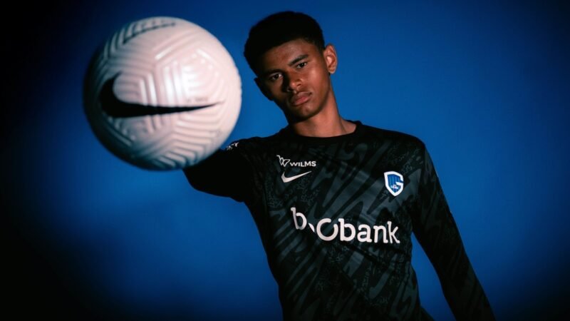 Liverpool encaminha acerto com goleiro de 18 anos por quase R$ 200 milhões