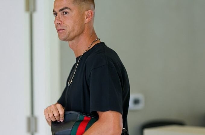 Em busca do gol 1000, Cristiano Ronaldo se reapresenta com novo visual; veja