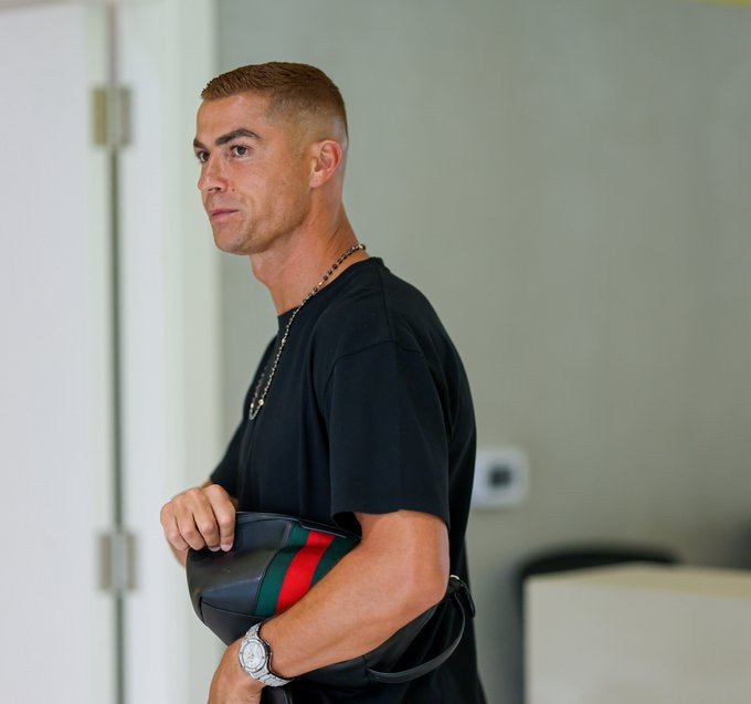Em busca do gol 1000, Cristiano Ronaldo se reapresenta com novo visual; veja