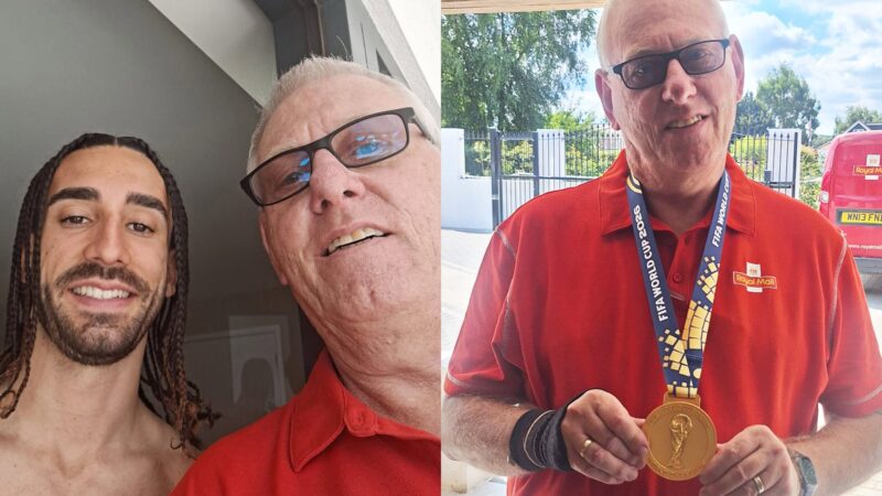 Carteiro posa com medalha da Copa do Mundo ao fazer entrega para Cucurella