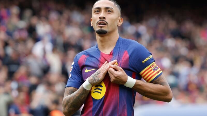 Raphinha assume braçadeira de capitão do Barcelona