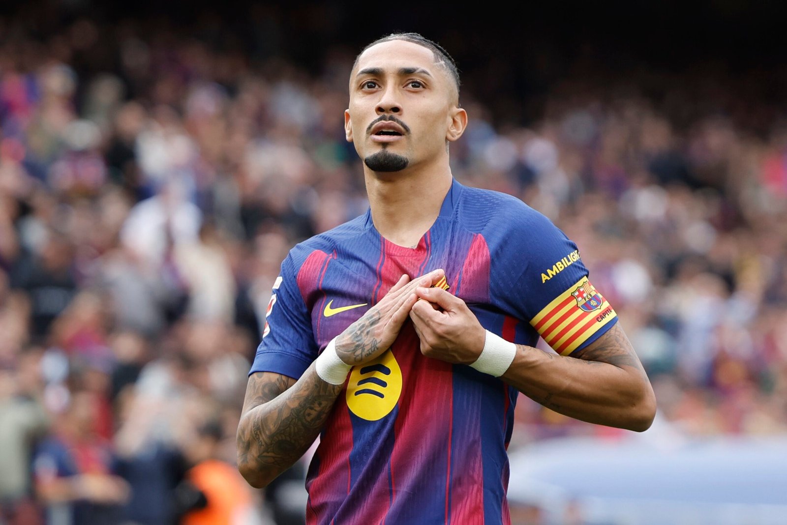 Raphinha assume braçadeira de capitão do Barcelona