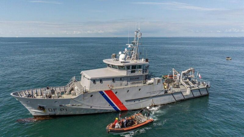 França resgata 157 imigrantes de barco em chamas no Canal da Mancha