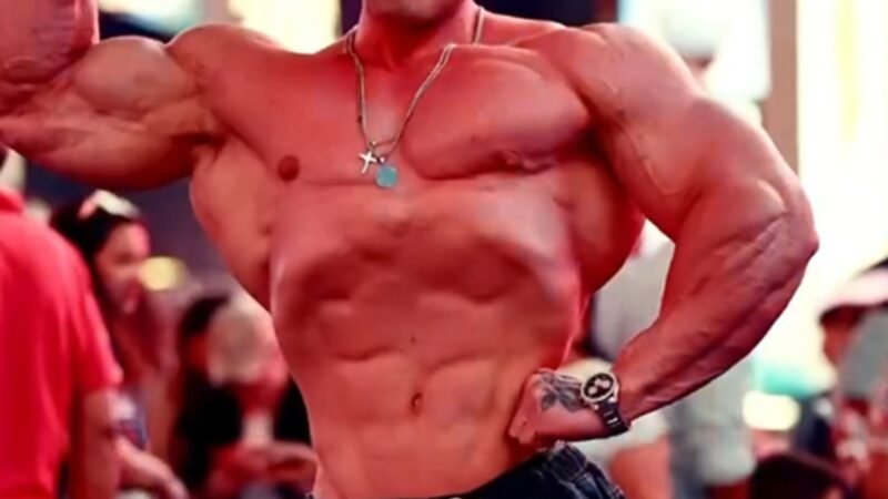 Ramon Dino atualiza físico em plena Times Square a cinco semanas do Mr. Olympia; assista