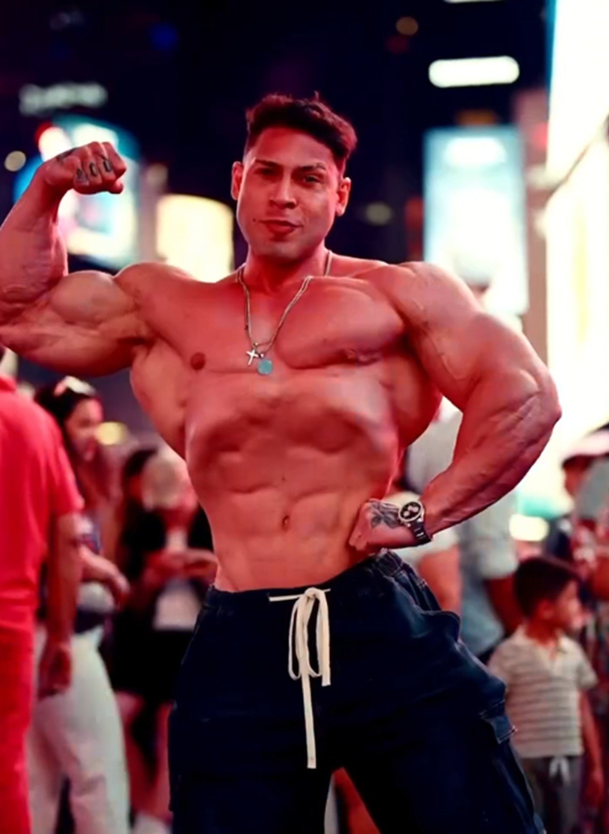 Ramon Dino atualiza físico em plena Times Square a cinco semanas do Mr. Olympia; assista