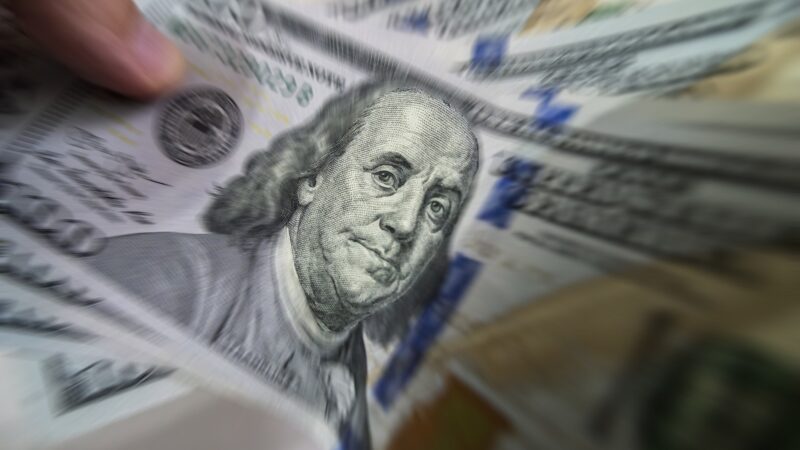 Dólar sobe nesta segunda-feira, de olho em alta do petróleo