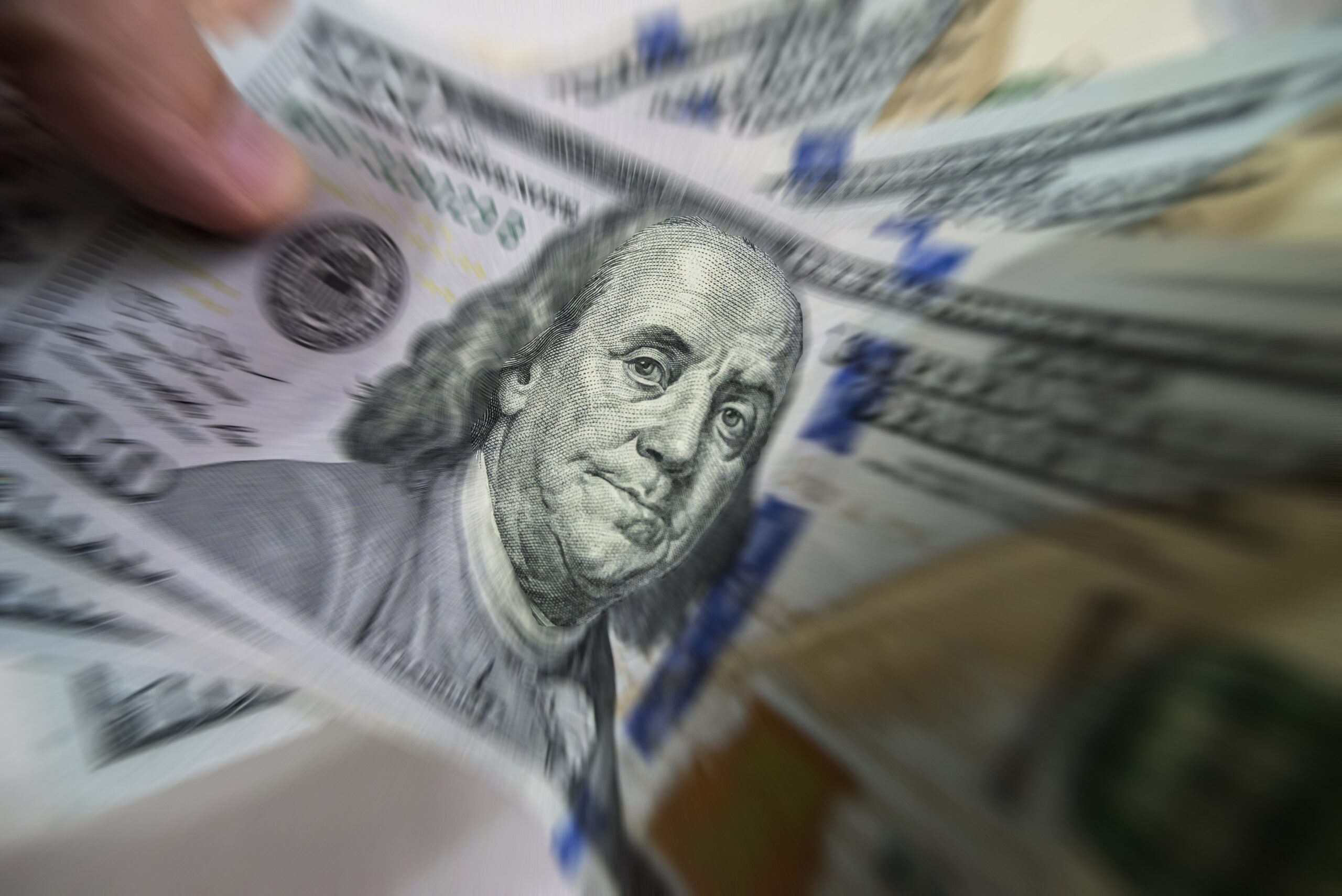Dólar sobe nesta segunda-feira, de olho em alta do petróleo