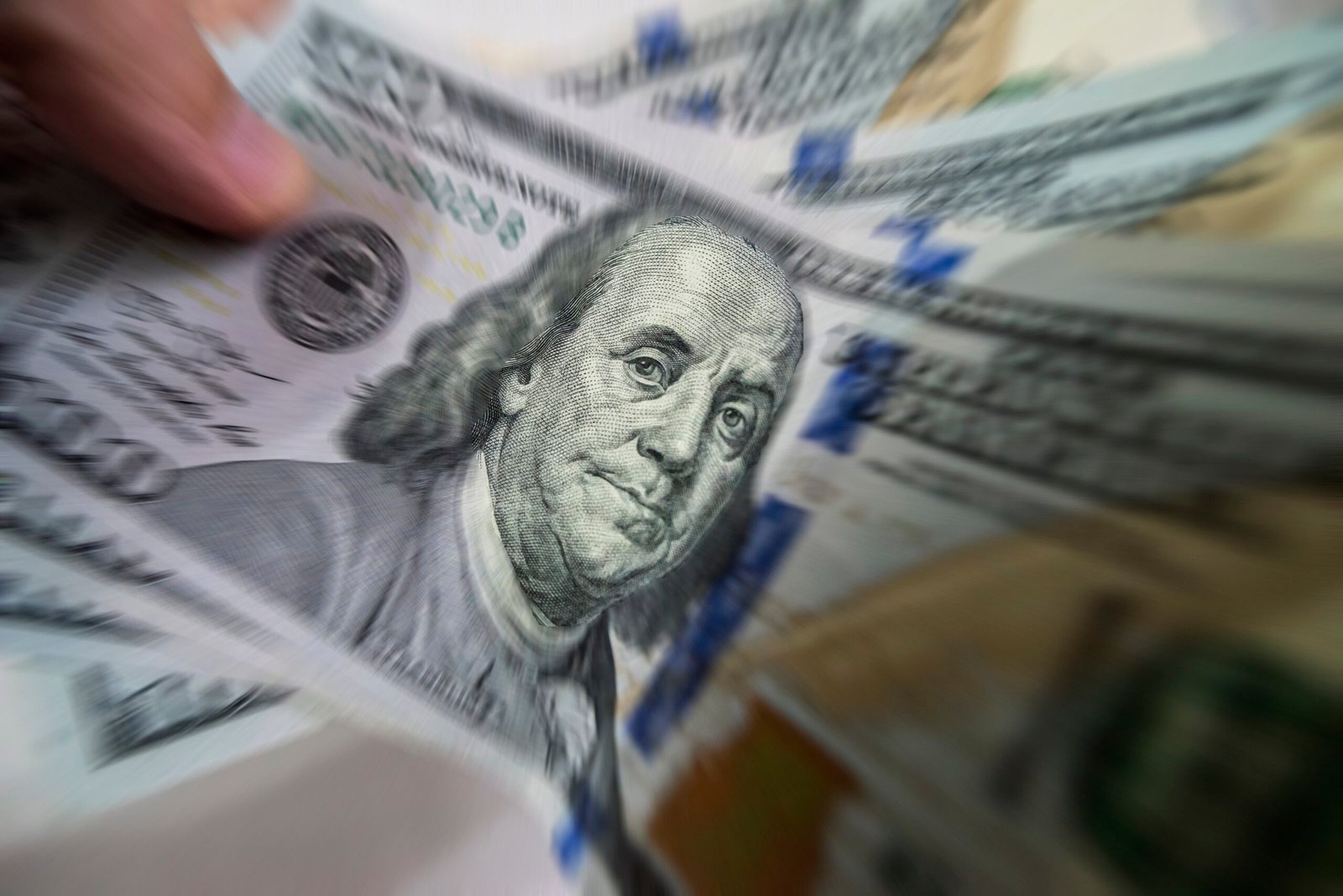Dólar abre em alta, mesmo após anúncio do Tesouro americano e de olho no petróleo