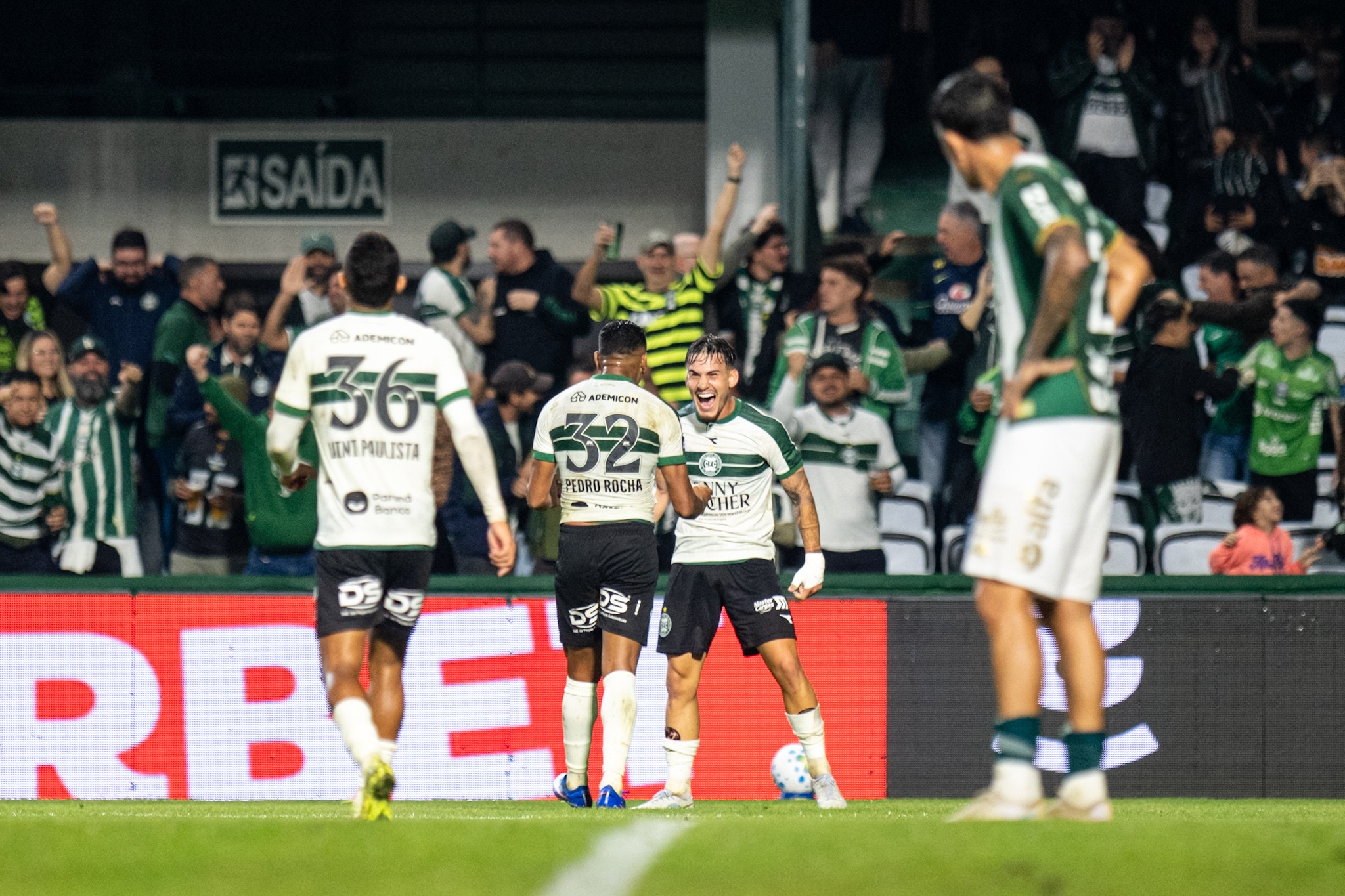Análise: vitória do Coritiba sobre a Chapecoense tem alívio na tabela e novo alerta sobre o desempenho