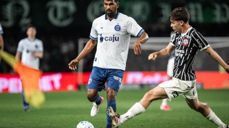 Breno Bidon recebe o terceiro amarelo e desfalca o Corinthians no clássico contra o Santos