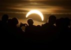 ‘Uma vez na vida’: eclipse solar raro começa na Rússia e segue pela Europa