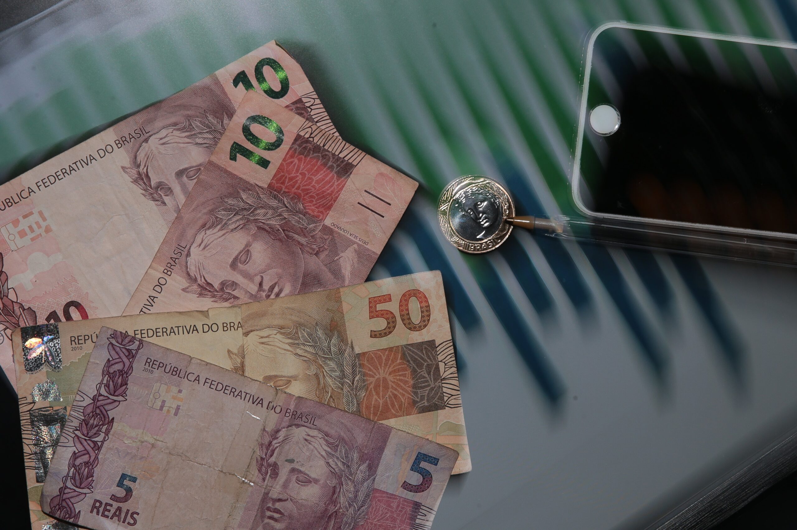 Endividamento das famílias bate recorde pelo 6º mês seguido e chega a 82%, diz CNC