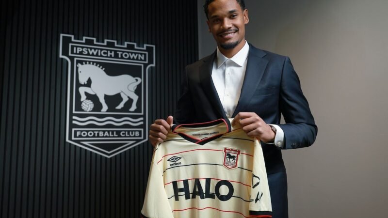 De caseiro a artilheiro, Emersonn vibra com ida precoce à Premier League