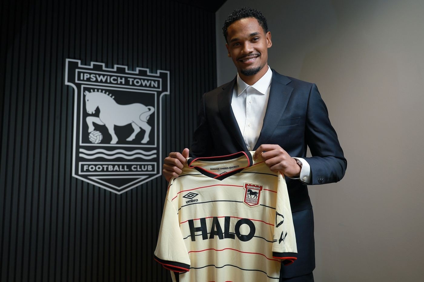 De caseiro a artilheiro, Emersonn vibra com ida precoce à Premier League