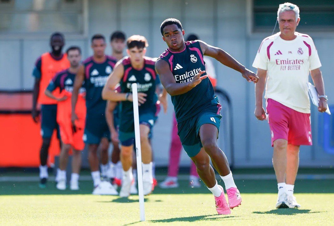 Mourinho explica lesão de Endrick e diz contar com ele no elenco: “Jogador de quem gosto muito”
