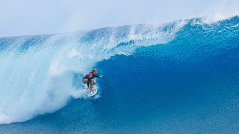 Fenômeno de 19 anos impressiona com tubo perfeito em Fiji e arranca nota 10 unânime; veja