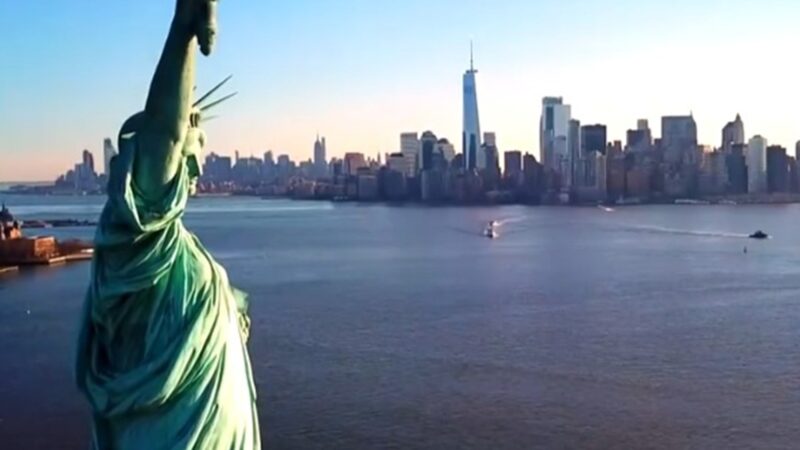 Barco vira no porto de Nova York; mulher e bebê de 5 meses morrem