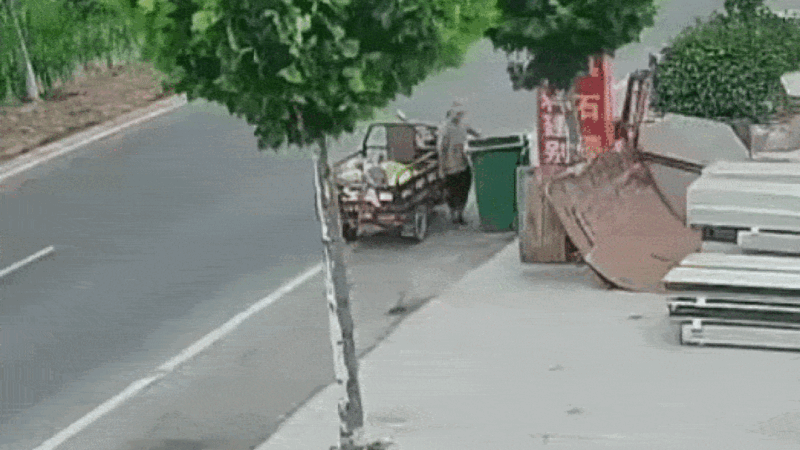 VÍDEO: vento leva chapéu e salva idoso de atropelamento na China