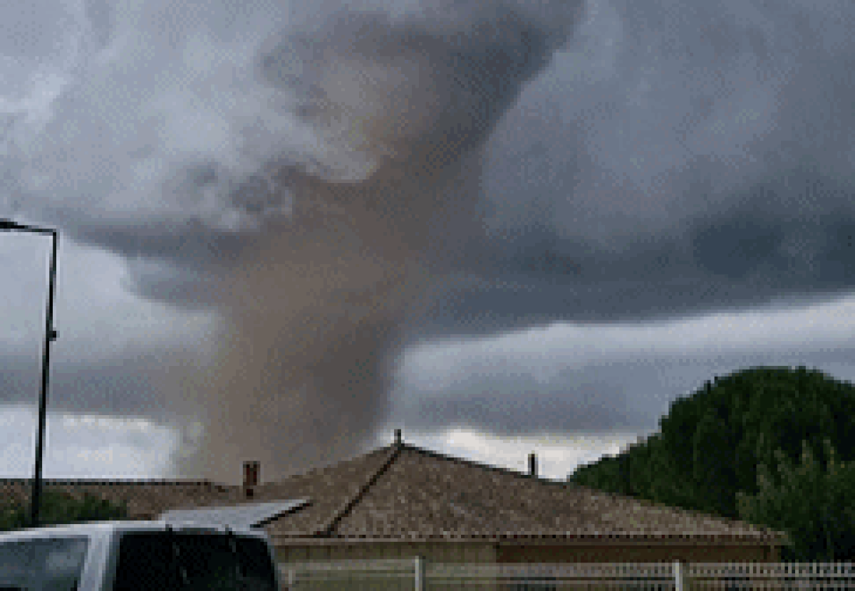 VÍDEO: Tornado deixa feridos e causa estragos no sul da França