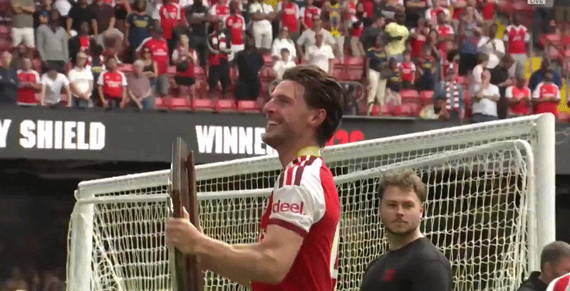 Meia do Arsenal viraliza ao acertar o próprio rosto com troféu da Supercopa da Inglaterra; veja