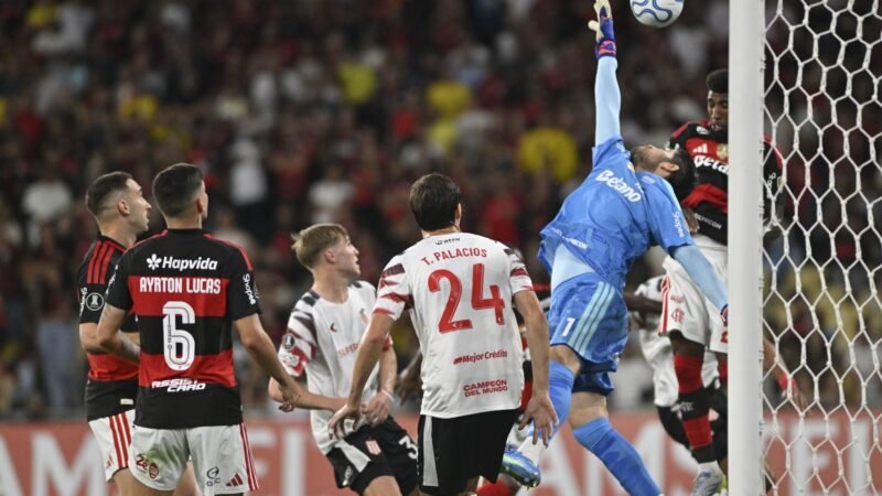 Rossi releva críticas às atuações pelo Flamengo: “Se ligasse, iria embora em seis meses”