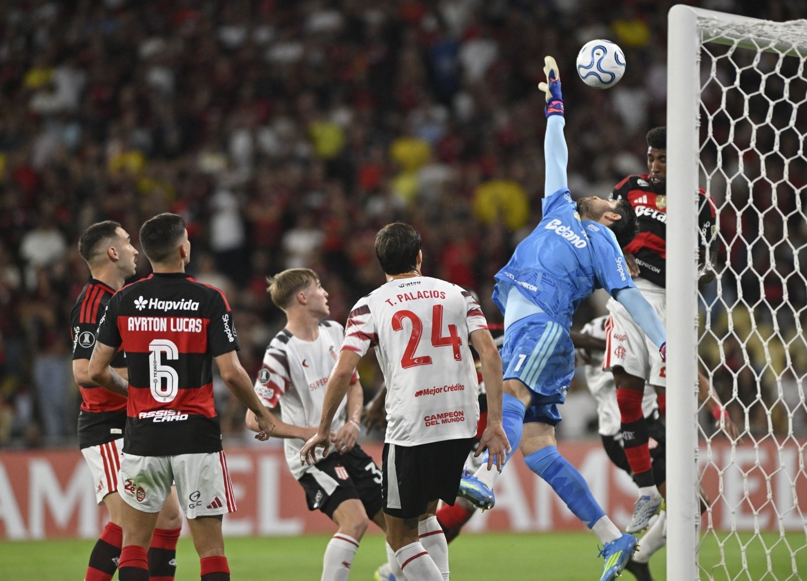 Rossi releva críticas às atuações pelo Flamengo: “Se ligasse, iria embora em seis meses”