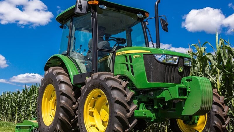Internacional oferece trator à Justiça como garantia por dívida com empresário; entenda