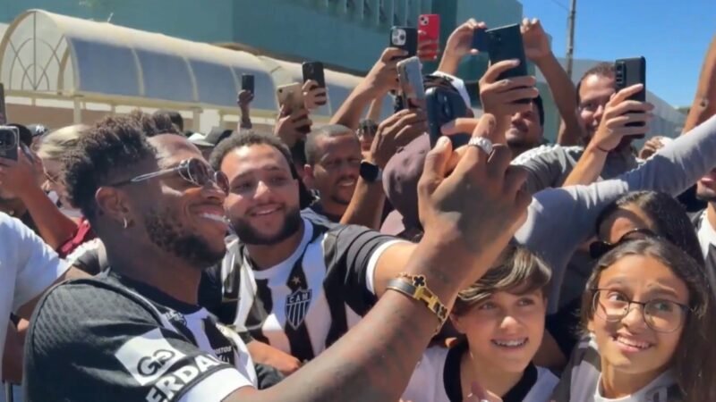 Fred é recebido com festa pela torcida do Atlético-MG em retorno ao futebol brasileiro
