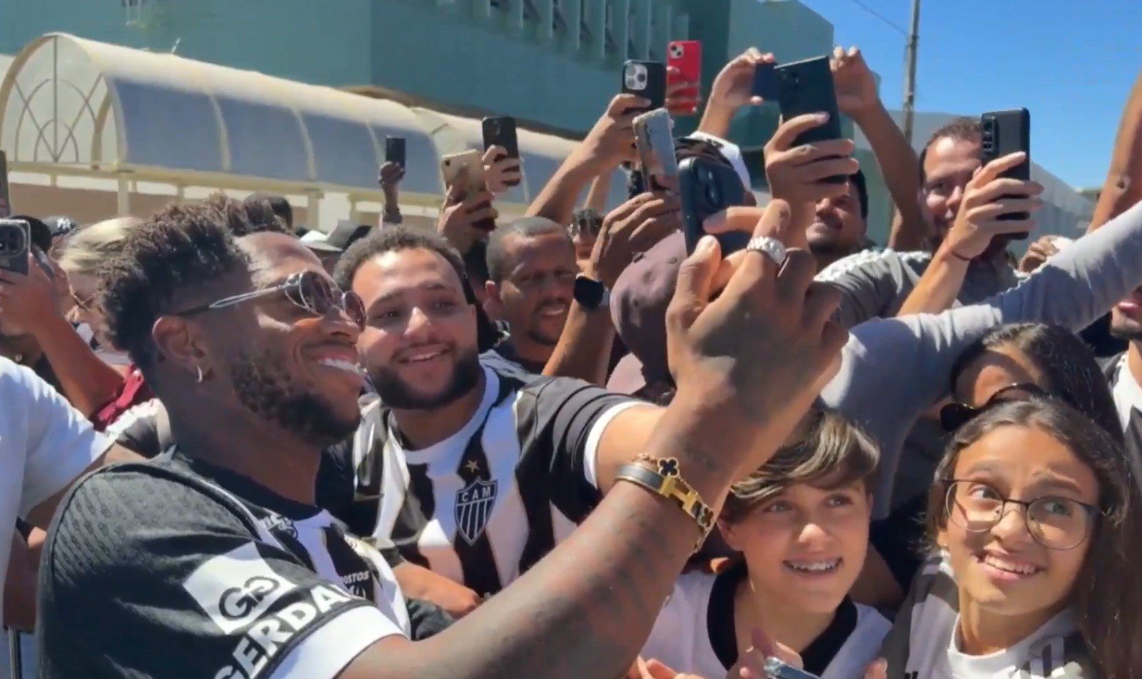 Fred é recebido com festa pela torcida do Atlético-MG em retorno ao futebol brasileiro