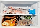 Nada de faca e secador: como tirar gelo do congelador sem danificar freezer