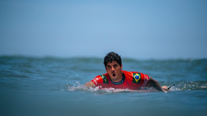Gabriel Medina sofre corte na cabeça em sessão de treino no Taiti