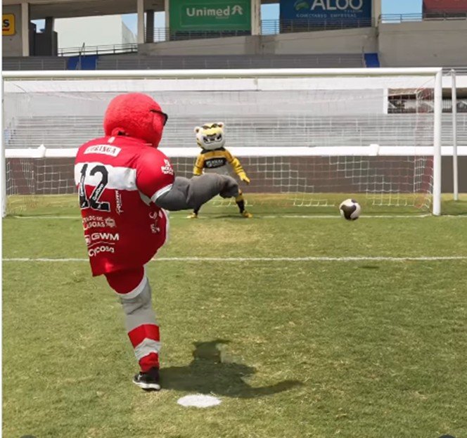 Antes da bola rolar, mascote do CRB leva a melhor sobre o Tigre, do Criciúma; assista