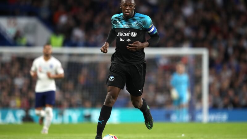 Usain Bolt volta ao futebol e se junta a ex-estrelas da Premier League em clube inglês
