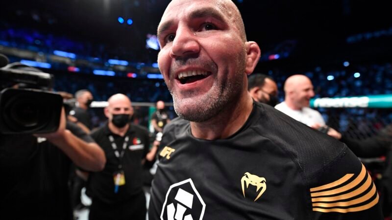 Glover revela treino raiz para enfrentar Shogun: “Corrida, flexão, barra e porrada”