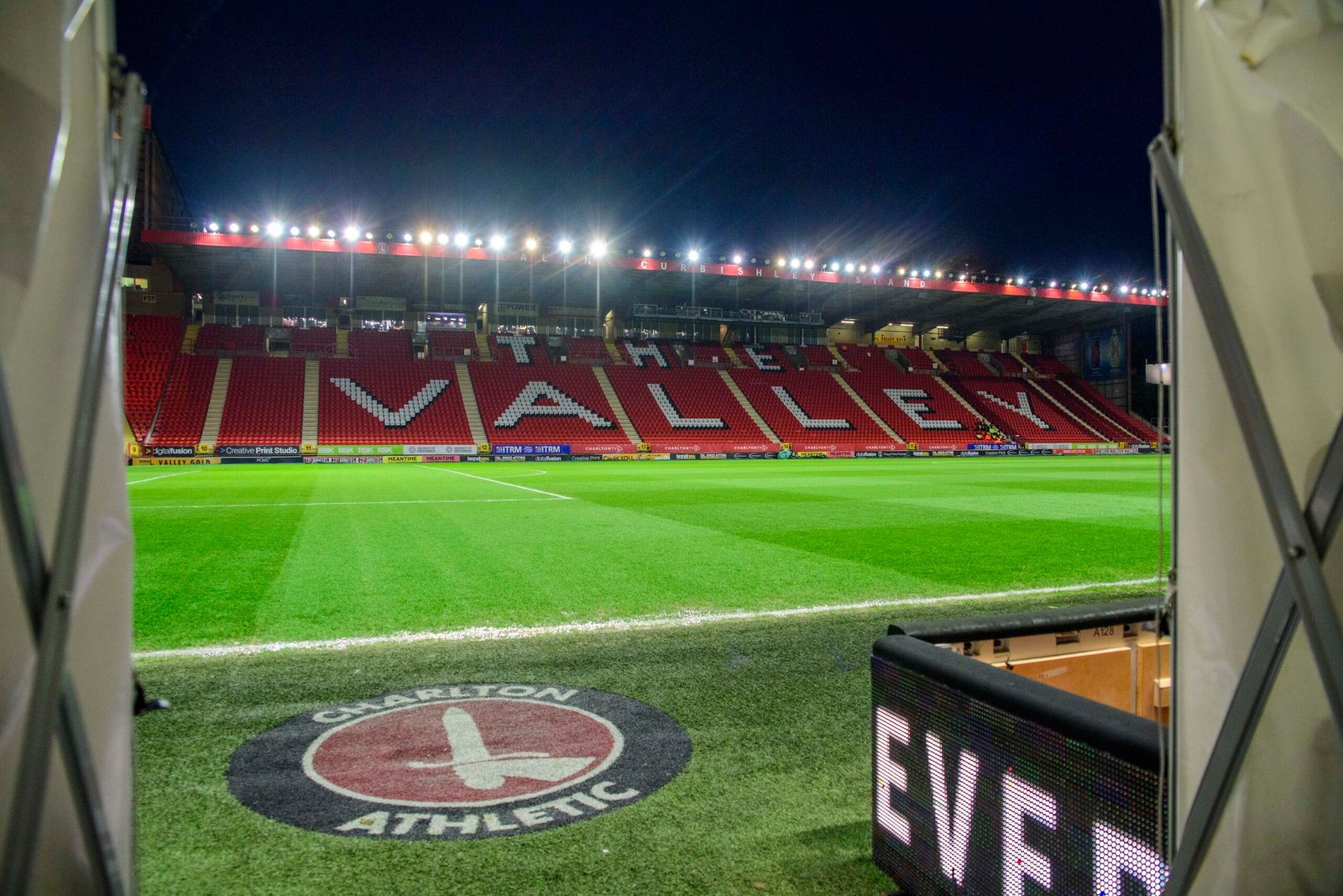 Homem é encontrado morto dentro de estádio na Inglaterra